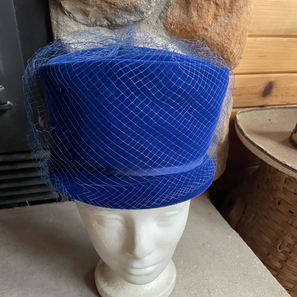 1950s Linda Farrell Velvet‎ Tall Hat - Picture 2 of 7